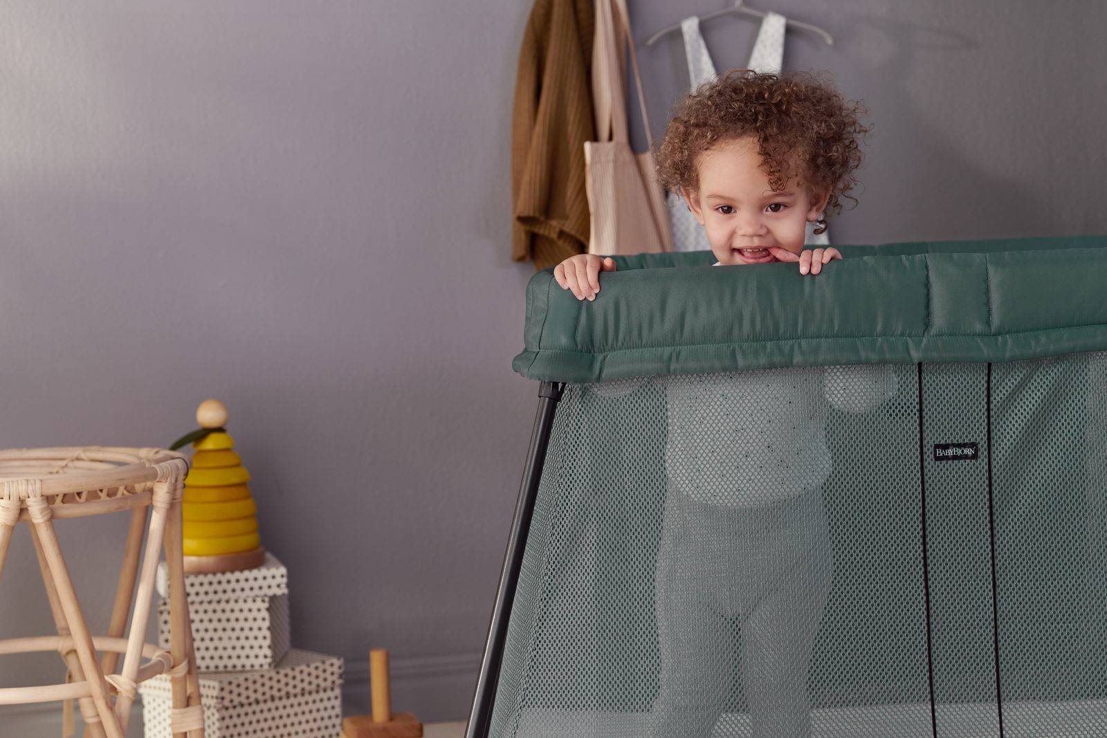 Манеж для путешествий BabyBjorn Travel Crib Light + простыня
