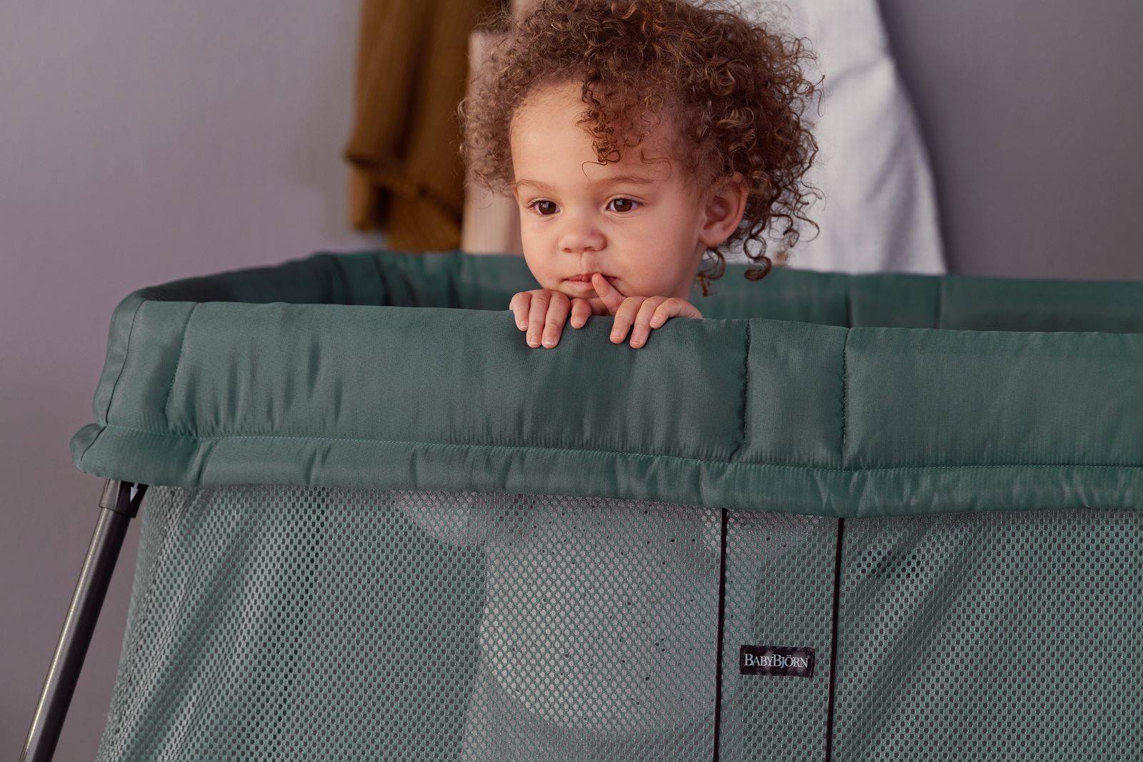Манеж для путешествий BabyBjorn Travel Crib Light + простыня