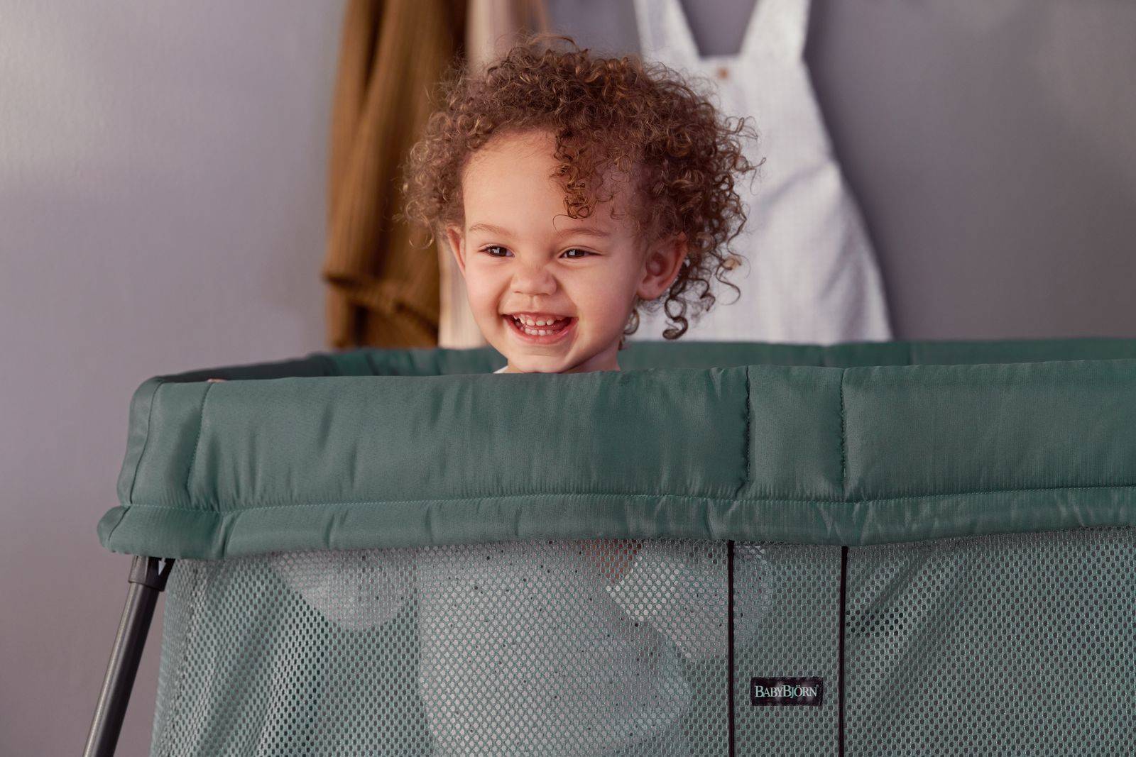 Манеж для путешествий BabyBjorn Travel Crib Light + простыня