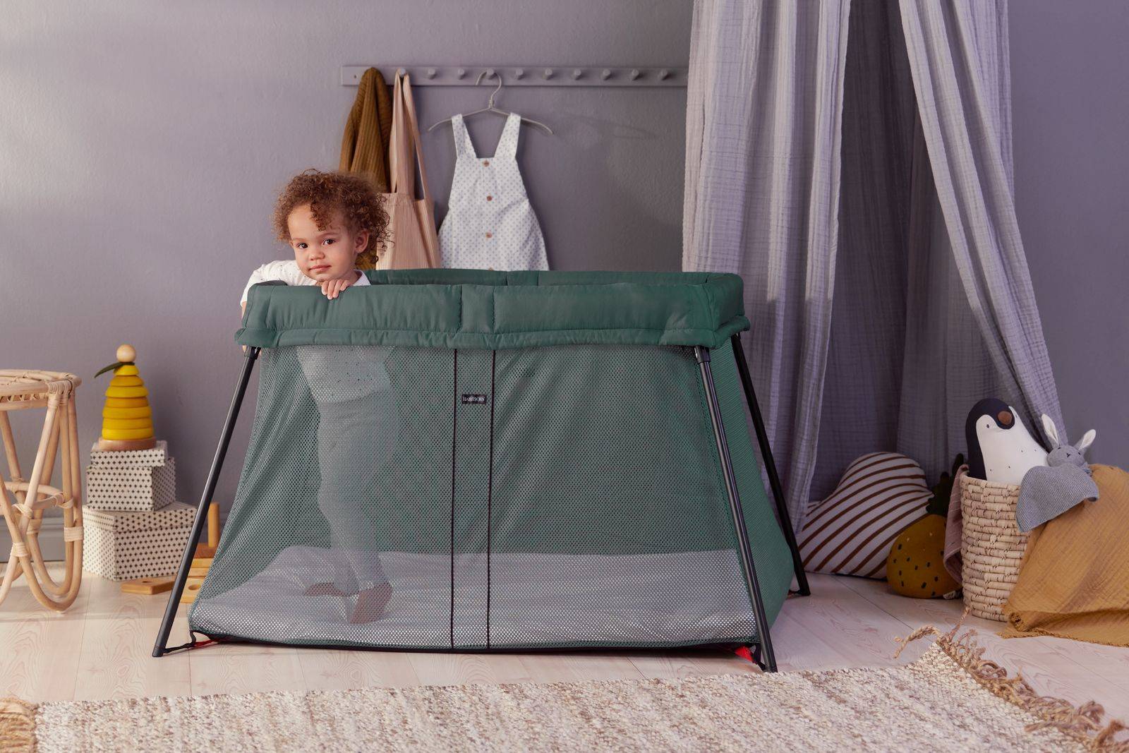 Манеж для путешествий BabyBjorn Travel Crib Light + простыня