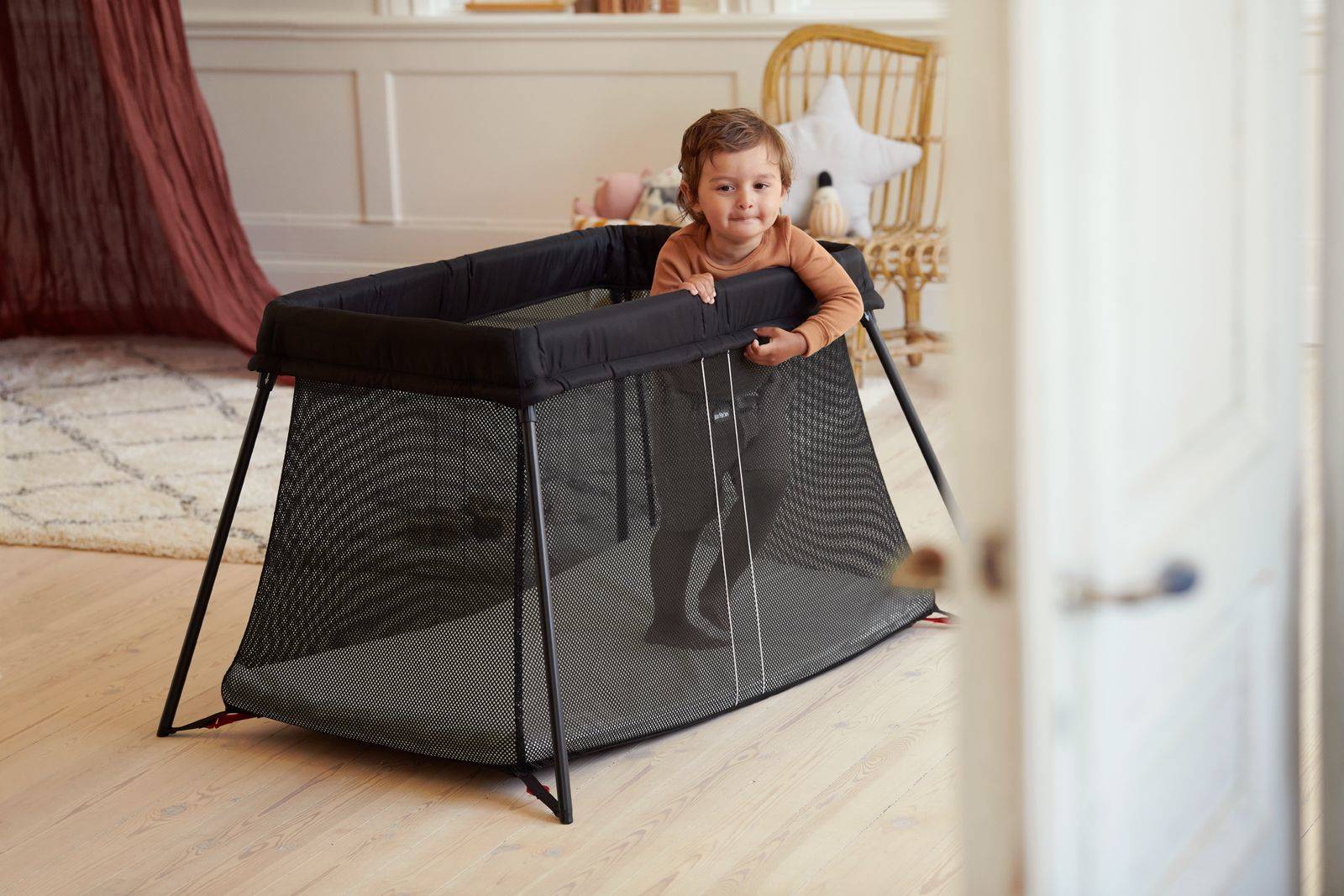 Манеж для путешествий BabyBjorn Travel Crib Light + простыня