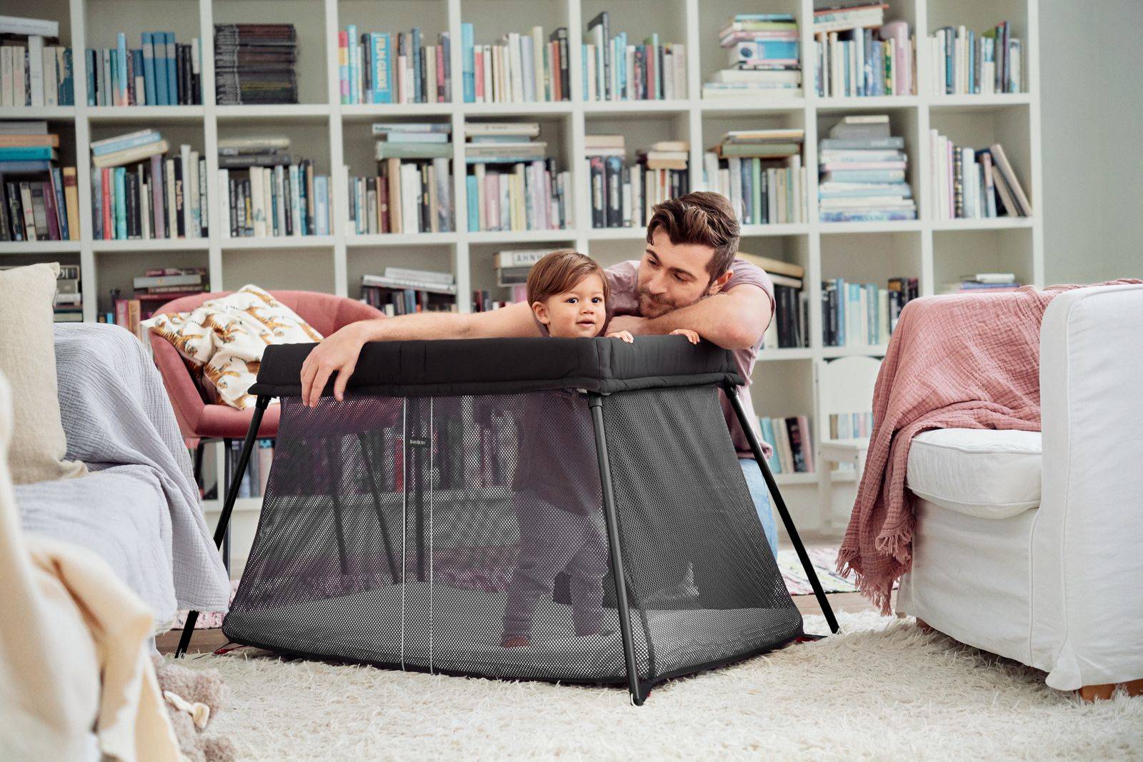 Манеж для путешествий BabyBjorn Travel Crib Light + простыня
