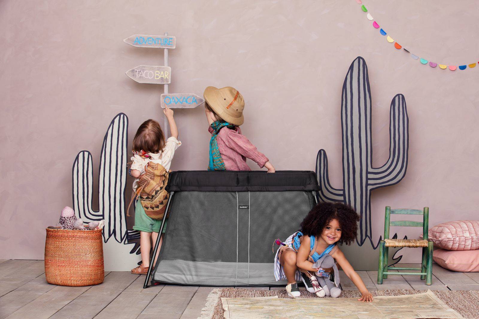 Манеж для путешествий BabyBjorn Travel Crib Light + простыня