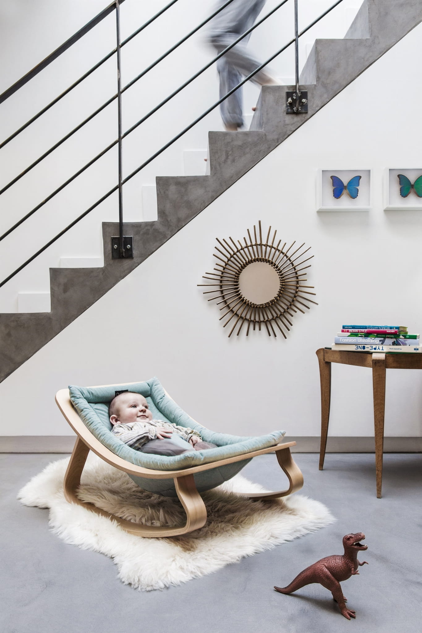 Детский шезлонг-качалка Charlie Crane Levo in Walnut (основание орех)