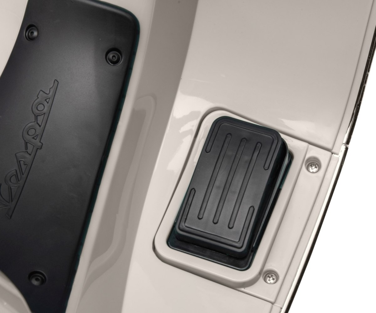 Электромобиль-мопед Milly Mally Vespa GTS Super 2х6 В