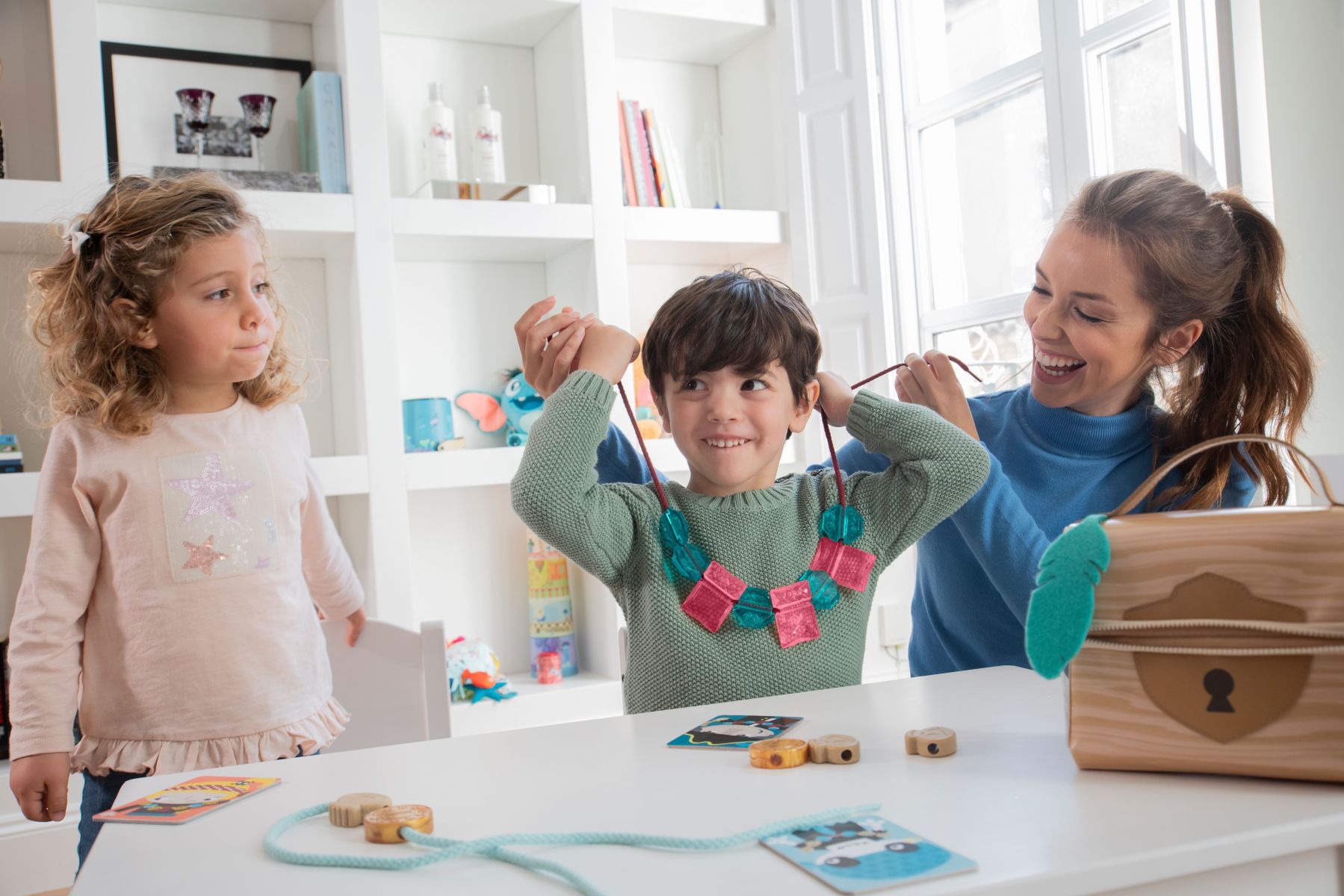 Игра-шнуровка Miniland Education Сундук с сокровищами (Necklace treasure), MLZ75010