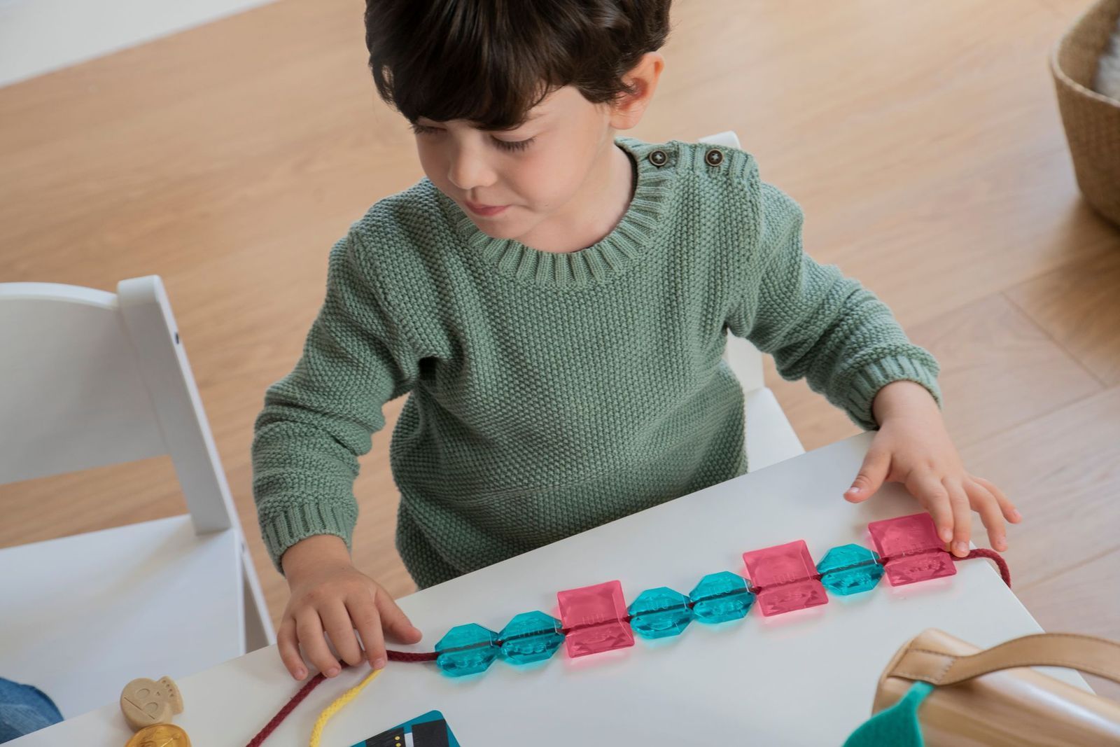 Игра-шнуровка Miniland Education Сундук с сокровищами (Necklace treasure), MLZ75010