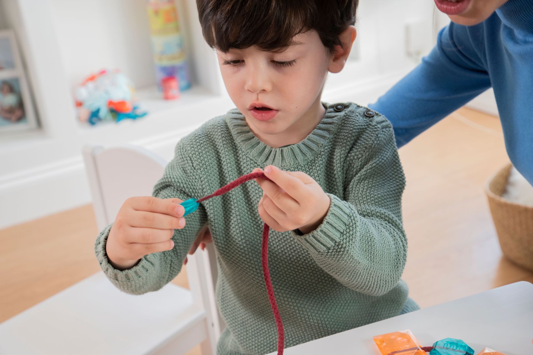 Игра-шнуровка Miniland Education Сундук с сокровищами (Necklace treasure), MLZ75010